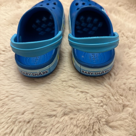 Toddler size 9, baby shark crocs - Picture 3 of 4